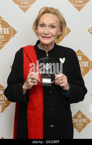 Sian Phillips, Gewinner der Best Supporting Performance bei den UK Theatre Awards, in der Guildhall im Zentrum von London. Stockfoto