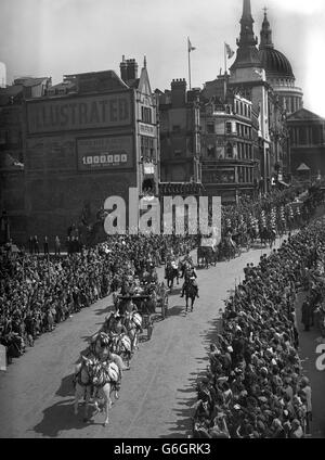 Jubelnde Menschenmassen säumten Londons Straßen während der State Drive of the King and Queen zur St. Paul's Cathedral für einen Silberhochzeit-Thanksgiving-Service. Stockfoto