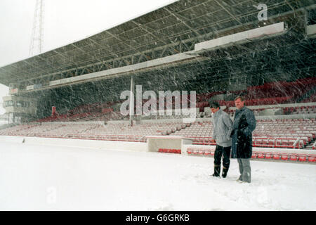 Der Schiedsrichter inspiziert das Spielfeld auf dem City Ground, Nottingham, bevor er das Spiel zwischen Forest und Liverpool wegen Schnee auf dem Spielfeld abruft Stockfoto