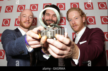 (Von links nach rechts) Ben Johnston, Simon Neil und James Johnston von der Band Biffy Clyro mit ihrem Best Album Award bei den Q Awards, im Grosvenor House Hotel, Park Lane, im Zentrum von London. Stockfoto