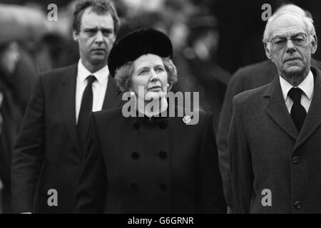 Premierministerin Margaret Thatcher verlässt die Dryfestale Kirche in Lockerbie, nachdem sie an einem Gedenkgottesdienst für die Opfer der Katastrophe des Panam-Jumbo-Jets teilgenommen hat. Stockfoto