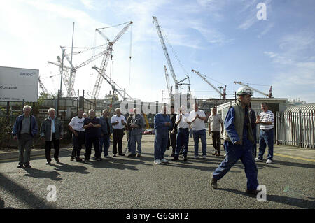 Ein Arbeiter geht an der Streikposten auf der AMEC-Werft in Wallsend, Tyneside, vorbei, wo heute Hunderte von Arbeitern in einem inoffiziellen Streit zur Unterstützung von Kollegen aus dem Haus gingen. Fast 2,000 Menschen haben auf drei Werften in ganz Tyneside Werkzeuge abstürzt, sagte ein Gewerkschaftsvertreter. Im Mittelpunkt des Streits steht eine Gruppe von Subunternehmern, die sagen, dass sie von den Tarifverträgen ausgeschlossen wurden, die für Arbeitnehmer gelten, die direkt von den Werften in der Region beschäftigt sind. Stockfoto