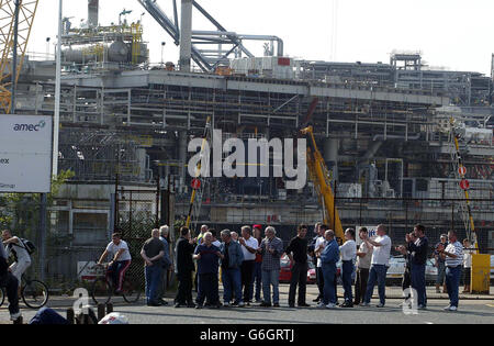 Die Arbeiter überqueren die Streikposten auf der AMEC-Werft in Wallsend, Tyneside, wo heute Hunderte von Arbeitern in einem inoffiziellen Streit zur Unterstützung von Kollegen aus dem Haus gingen. Fast 2,000 Menschen haben auf drei Werften in ganz Tyneside Werkzeuge abstürzt, sagte ein Gewerkschaftsvertreter. Im Mittelpunkt des Streits steht eine Gruppe von Subunternehmern, die sagen, dass sie von den Tarifverträgen ausgeschlossen wurden, die für Arbeitnehmer gelten, die direkt von den Werften in der Region beschäftigt sind. Stockfoto