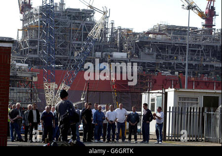 Arbeiter auf der Streikposten-Linie auf der AMEC-Werft in Wallsend, Tyneside, wo heute Hunderte von Arbeitern in einem inoffiziellen Streit zur Unterstützung von Kollegen aus dem Haus gingen. Fast 2,000 Menschen haben auf drei Werften in Tyneside Werkzeuge abgebaut, sagte ein Gewerkschaftsfunktionär. Im Mittelpunkt des Streits steht eine Gruppe von Subunternehmern, die sagen, sie seien von den Tarifverträgen ausgeschlossen worden, die für Arbeitnehmer gelten, die direkt von den Werften in der Region beschäftigt sind. Stockfoto