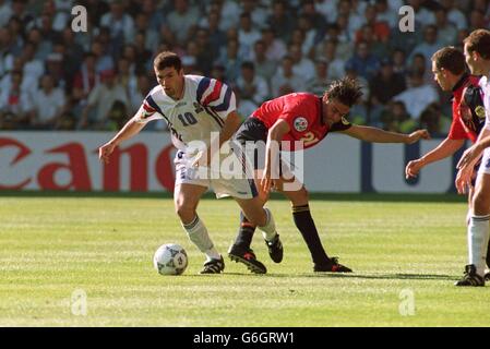 15-JUN-96. Frankreich – Spanien. Der französische Zinedine Zidane kämpft mit dem spanischen Luis Enrique Martinez Stockfoto