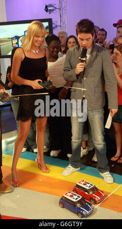 Schauspielerin Charlize Theron mit Moderator Dave Berry bei der MTV TRL UK Show in den MTV Studios in camden, Nord London. Stockfoto