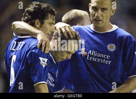 Paul Dickov von Leicester City feiert das 3. Tor mit Muzzy Izzet (links) & James Scowcroft während des Barclaycard Premiership-Spiels im City Stadium, Leicester. Endergebnis 4 - 0 für Leicester. Stockfoto