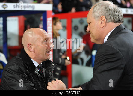 Fußball - Barclays Premier League - Crystal Palace gegen Fulham - Selhurst Park. Crystal Palace Manager Ian Holloway (links) und Fulham Manager Martin Jol (rechts) schütteln sich vor dem Anpfiff die Hände Stockfoto