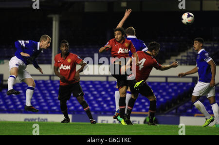 Fußball - U21 Barclays Premier League - Everton gegen Chelsea - Goodison Park. Tony Hibbert von Everton U21 geht im Spiel gegen die Manchester U21 im Goodison Park ins Tor Stockfoto