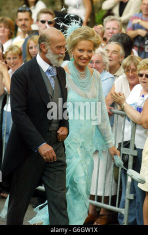 Prinz und Prinzessin Michael von Kent kommen in der St Mary's Church, Bury St Edmunds, Suffolk zur Hochzeit von Ben Goldsmith und Kate Rothschild an. Stockfoto