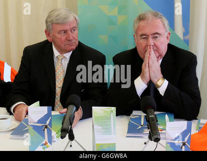 (Von links nach rechts) der Vorsitzende von Bord na Mona, John Horgan, und Pat Rabbitte, Minister für Kommunikation, Energie und natürliche Ressourcen, beim Start eines neuen 40-MW-Windparks in Bruckana auf dem abgeschnittenen Torfmoor von Bord na Mona an den Grenzen von Laois, Kilkenny und Tipperary. Stockfoto