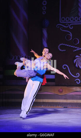 Anastasia Ignatyeva und Bogdan Berezenko tanzen das erste Adagio während der Imperial Ice Stars, dem Nussknacker auf dem Eis, der am 24. Oktober im Londoner Palladium im Zentrum Londons eröffnet wird. Stockfoto