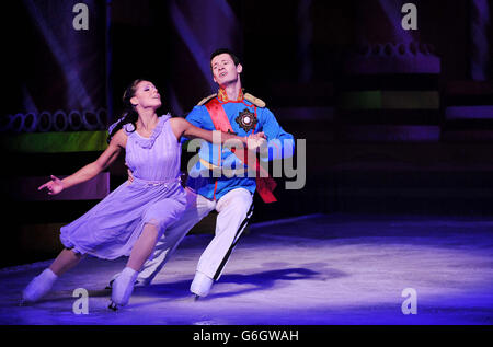 Anastasia Ignatyeva und Bogdan Berezenko tanzen das erste Adagio während der Imperial Ice Stars, dem Nussknacker auf dem Eis, der am 24. Oktober im Londoner Palladium im Zentrum Londons eröffnet wird. Stockfoto