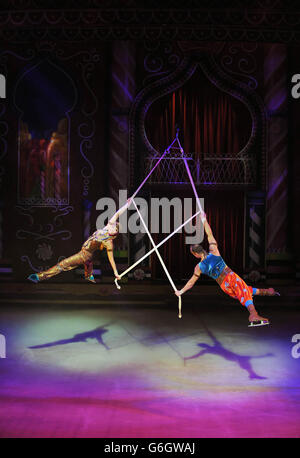 Fiona Kirk und Volodymyr Khodakivskyy verwenden Trapezdrähte, während sie eine Flugszene während der Imperial Ice Stars, The Nutcracker on Ice, durchführen, die am 24. Oktober im Londoner Palladium im Zentrum von London eröffnet wird. Stockfoto