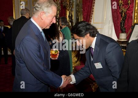 Der Prinz von Wales trifft Sanjeev Bhaskar (rechts) bei einem Empfang im Clarence House, im Zentrum von London. Der Empfang war für Mitglieder der britischen indischen und srilankischen Gemeinden im Vorfeld der Reise des Prinzen von Wales und der Herzogin von Cornwall durch Indien und Sri Lanka im November. Stockfoto