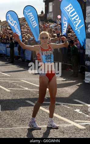 Paula Radcliffe, nachdem sie den Halbmarathon-Weltrekord beim BUPA Great North Run in Newcastle geschlagen hatte. Radcliffe nahm das 13.1-Meilen-Rennen am Hals, als die Startpistole Klang, und überstand die Strecke in einer erstaunlichen Zeit von 65 Minuten und 40 Sekunden. Die atemberaubende Performance lag vier Sekunden unter der vorherigen Marke von Susan Chepkemei vor zwei Jahren. Stockfoto