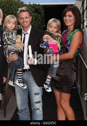 Nicky Byrne mit Frau Georgina ihre beiden Söhne Jay und Rocco. Stockfoto