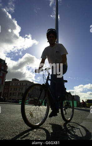 Ein Radfahrer fährt die O'Connell Street am Europäischen autofreien Tag in Dublin, Irland. Die Fahrgäste fuhren in den Bussen der Irischen Republik kostenlos, um den Verkehrsstau in den städtischen Zentren zu verringern. * der autofreie Tag wurde in 17 irischen Städten markiert, wobei die Passagiere zwischen 10 und 16 Uhr kostenlos reisen. Dublin Bus bot die kostenlose Nutzung seiner Dienste von 10 bis 13 Uhr an, um den Fahrgästen die Vorteile des Abfahrens ihres Autos zu Hause zu zeigen. Stockfoto