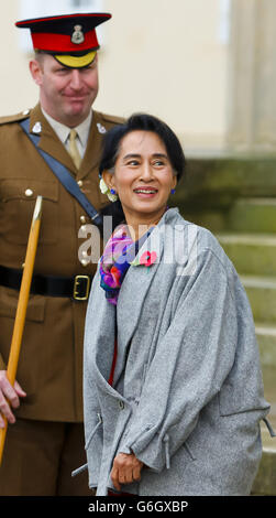 Burmesische Oppositionsführerin Aung San Suu Kyi trägt einen Mohn, als sie bei der Royal Military Academy Sandhurst in Camberley, Surrey ankommt. Stockfoto