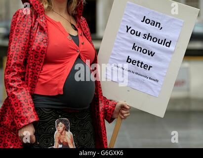 Eine allgemeine Ansicht eines Plakats, das von einem Protestierenden während eines Protestes gegen die Kürzung des Budgets für Mutterschaftsleistungen im Dail, Dublin, gehalten wurde. Stockfoto