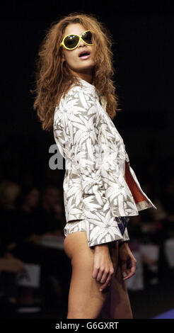 Ein Model trägt eine Kreation der Designer Gharani Strok während ihrer Frühjahr/Sommer 2004 Show, während der London Fashion Week im BFC Tent am Hauptsitz des Duke of York in Chelsea, London. Stockfoto