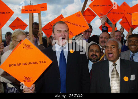 Edward Davey MP (Mitte), der Schatten der Liberaldemokraten gegenüber dem Büro des stellvertretenden Premierministers, schließt sich den Aktivisten an, die eine Beendigung der ratssteuer fordern, außerhalb des Konferenzzentrums von Brighton, wo die Liberaldemokraten ihre jährliche Konferenz abhalten. Parteiaktivisten auf der heutigen Konferenz unterstützten Forderungen, die gemeindesteuer zu streichen und sie durch lokale Einkommenssteuer zu ersetzen, um Dienstleistungen zu bezahlen. Ein Angebot, das Thema aus Angst vor einer Anheizung der Häuserpreisinflation zurückzuverweisen, wurde mit überwältigender Mehrheit abgelehnt. Fraktionssprecher Davey sagte, die Liberaldemokraten müssten die Anti-Steuer-Bewegung anführen. Stockfoto