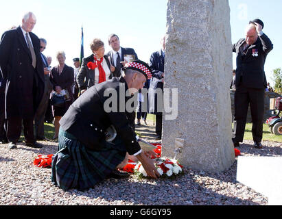 Eddie Wright legt einen Kranz in Erinnerung an seine ehemaligen Kollegen in den Argyll und Sutherland Highlanders nach der Einweihung des Ulster Ash Grove im National Memorial Arboretum in der Nähe von Lichfield, Staffordshire. Der Ort, ein Steinkreis und ein Monolith, umgeben von 719 Bäumen - einer für jede getötete Person - erinnert an Militärangehörende und Frauen, Mitglieder der Royal Ulster Constabulary und des Gefängnisdienstes und andere im Dienste der Krone, die zwischen 1969 und 2001 in Nordirland getötet wurden. Bis zu 3,000 Angehörige der Opfer wurden erwartet, an der Einweihungsfeier teilzunehmen. Stockfoto