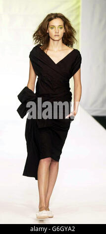 Ein Model trägt eine Kreation aus John Rocha's Frühjahr/Sommer Kollektion 2004 während der London Fashion Week im Duke of York Hauptquartier in Zentral-London. Stockfoto