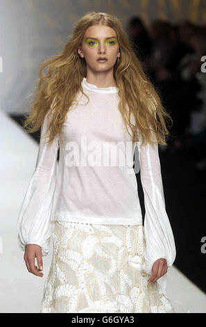 Ein Model trägt eine Kreation aus John Rocha's Frühjahr/Sommer Kollektion 2004 während der London Fashion Week im Duke of York Hauptquartier in Zentral-London. Stockfoto