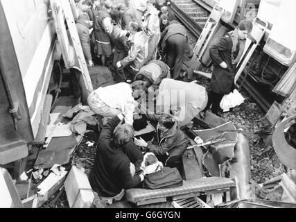Verletzte Passagiere werden am Ort des Zusammenbruchs mehrerer Züge in der Nähe von Clapham Junction, London, behandelt. Stockfoto
