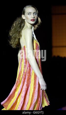 Elizabeth Jagger auf dem Laufsteg während der Frühjahr/Sommer 2004-Show der Londoner Fashion Week von Designerin Jenny Packham im BFC-Zelt im Hauptquartier des Duke of York in Chelsea, London. Stockfoto