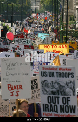 Im Rahmen der ersten großen Demonstration gegen den Irak-Konflikt seit dem Sturz des Regimes von Saddam Hussein marschieren Anti-Kriegs-Demonstranten durch die Straßen von Piccadilly im Zentrum von London. Die Organisatoren der Veranstaltung haben zum Abzug britischer Truppen aus dem Irak aufgerufen und sagten, dass bis zu 100,000 Menschen aus ganz Großbritannien an der demonstration und Kundgebung teilnehmen werden. Eine Sprecherin der Metropolitan Police sagte, dass Beamte schätzten, dass 10,000 Menschen an der Demonstration teilnahmen, als sie um 1 Uhr den Hyde Park verließ. Stockfoto