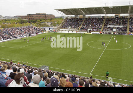 Ein Zuschauerblick vom Nordtribüne des National Hockey Stadium in Milton Keynes, als Burnleys Robbie Blake das erste Tor in Wimbledons neuem Heim während des Nationwide Division One Spiels erzielt. KEINE INOFFIZIELLE CLUB-WEBSITE. Stockfoto