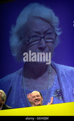 John Swinney, der Führer der schottischen Nationalpartei, genießt die Speerei, die der Präsident der schottischen Nationalpartei, Winnie Ewing, auf der S.N.P-Konferenz in Inverness gemacht hat. Stockfoto