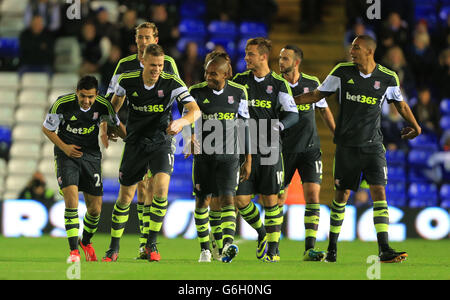 Oussama Assaidi von Stoke City (links) feiert das Tor zum Auftakt gegen Birmingham City während des Spiels Capital One Cup, vierte Runde in St. Andrews, Birmingham. Stockfoto