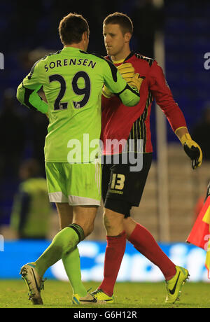 Colin Doyle aus Birmingham zeigt seine Niedergeschlagenheit nach der Niederlage im Elfmeterschießen, als Thomas Sorensen von Stoke City während des Spiels Capital One Cup, Fourth Round in St Andrews, Birmingham, einen Sieg von 4.2 feiert. Stockfoto