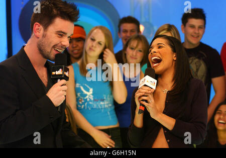 Nodesha (rechts) während ihrer Apperance auf MTV's TRL UK in den MTV Studios in Camden, Norden. Die Sängerin trat kürzlich auf einem Track mit Abs mit dem Titel Miss Perfect auf. Stockfoto