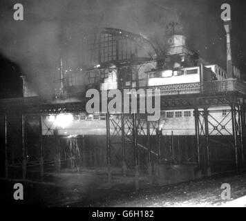 07/10/1959 - an diesem Tag in der Geschichte bricht AM Southend Pier EIN ernstes Feuer aus, das Hunderte von Leben bedroht PAP 21. 7/6/95. LONDON. Bibliotheksfiler vom 1959. Oktober, der Rauch wehte während eines Feuers im Jahr 1959 aus dem flammenden Pavillon am Southend Pier. Ein weiteres Feuer verschlang den längsten Pier der Welt heute (Mi), nachdem er von einer Explosion und einem Brand erschüttert wurde. Siehe Feuerwehrsteg im PA-Stockwerk (Lead). PA. (Schwarz und weiß) Stockfoto