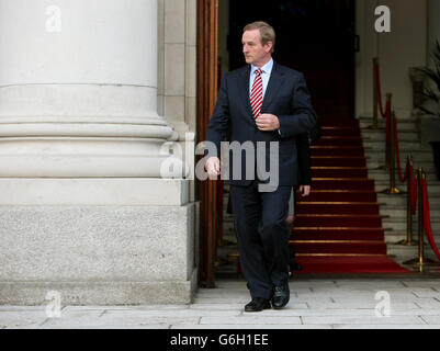 Ein Taoiseach Enda Kenny TD erwartet die Ankunft des Vizepräsidenten des Staatsrates der Volksrepublik China, Herrn Ma Kai, in Regierungsgebäuden in Dublin, während eines Besuchs in Irland. Stockfoto