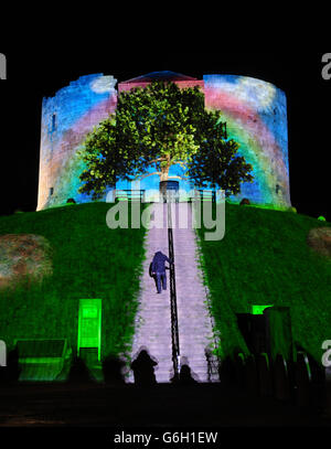 Clifford's Tower in York wird von einem neuen Kunstwerk namens Triquetra beleuchtet, das von Ross Ashton und Karen Monid geschaffen wurde und die Geschichte der drei Wikingerkönige Dänemarks erzählt, die einen großen Einfluss auf York und England hatten. Stockfoto