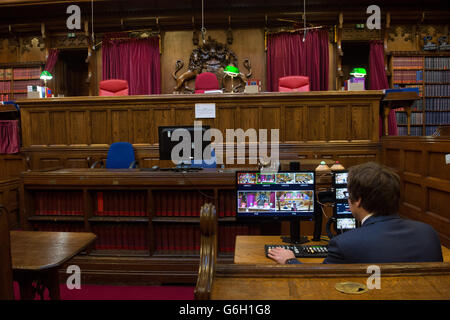 21. Oktober 2013 man überprüft heute die Monitore vor Gericht vier beim Royal Courts of Justice in London, das mit Fernsehkameras ausgestattet wurde, um ab Oktober 31 Live-Bilder ausgewählter Gerichtsverfahren zu übertragen. Stockfoto