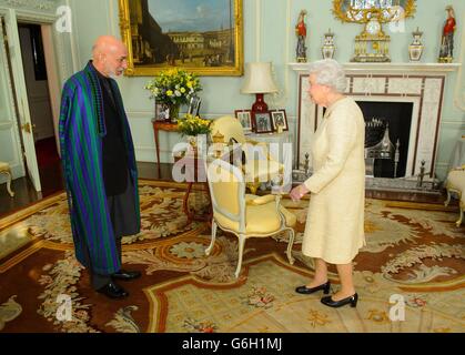 Königin Elizabeth II. Trifft den afghanischen Präsidenten Hamid Karzai bei einer Audienz im Buckingham Palace, London. Stockfoto