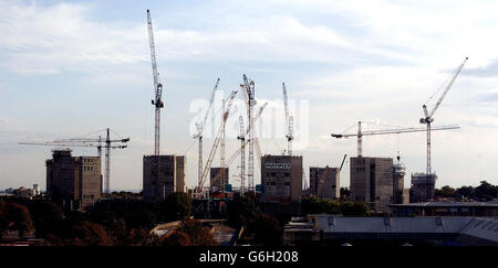 Im Wembley Stadium, das fünf Wochen vor dem Zeitplan liegt, werden Arbeiten aufgenommen. Der riesige Bogen, der die Twin Towers als das neue Wembley-Logo ersetzt, wird voraussichtlich Anfang des neuen Jahres angehoben werden, sagte Wembley National Stadium Limited. Die Ankündigung erfolgt zum ersten Jahrestag der Bauarbeiten am neuen 757 Millionen Stadion. Stockfoto