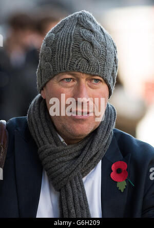 Hacking-Behauptungen über das Telefon. Der ehemalige Nachrichtenredakteur Ian Edmondson kommt im Old Bailey in London an. Stockfoto