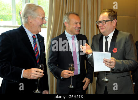 Ehrengast Graham Norton spricht mit Alan Carr (rechts) und Nichola Parsons (links) während eines Tribute-Mittagessens, das von den Lady Taverners im Dorchester Hotel, London, veranstaltet wird. Stockfoto