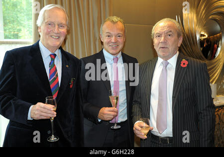 Ehrengast Graham Norton trifft Nichola Parsons (links) und Lord Alan Sugar, während er an einem von den Lady Taverners im Dorchester Hotel, London, moderierten Tribute Lunch teilnimmt. Stockfoto