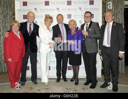 Ehrengast Graham Norton (Mitte) posiert mit (von links nach rechts) Sandy Toksvig, Nichola Parsons, Angela Rippon, emeritierter Präsidentin Judith Chalmers, Alan Carr und Sir Alan Sugar während eines von den Lady Taverners im Dorchester Hotel, London, veranstalteten Tribute-Mittagessens. Stockfoto