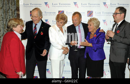 Ehrengast Graham Norton (Mitte) posiert mit (von links nach rechts) Sandy Toksvig, Nichola Parsons, Angela Rippon, emeritierter Präsidentin Judith Chalmers und Alan Carr während eines von den Lady Taverners im Dorchester Hotel, London, moderierten Tribute-Mittagessens. Stockfoto