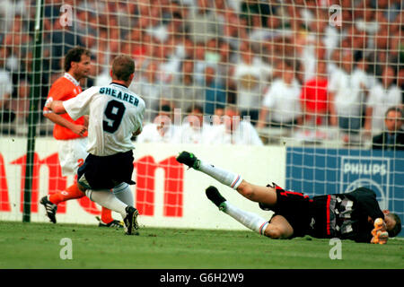 Fußball - Euro 96 - Gruppe A - England gegen Niederlande - Wembley Stadium. Englands Alan Shearer erzielt sein zweites Tor Stockfoto