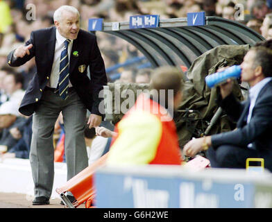 Peter Reid, der Manager von Leeds United (links), interagiert mit der Blackburn Rovers Bank während ihres FA Barclaycard Premiership Spiels auf dem Leeds Elland Road Ground. Leeds United gewann 2:1. Stockfoto